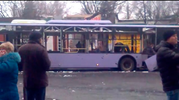 В Донецке снаряд попал в троллейбус, предварительно 13 погибших