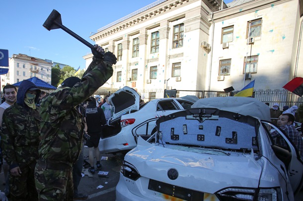 Беспорядки под посольством россии в киеве - громят машины