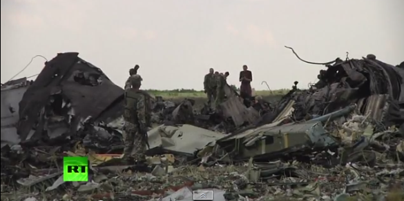 Видео с места падения сбитого в Луганске самолета ИЛ-76