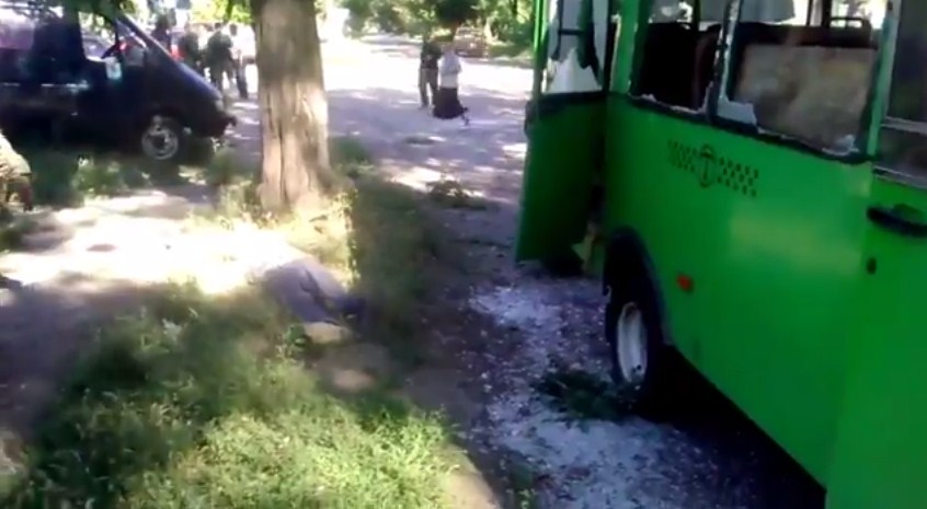 В челябинске расстреляли автобус. Автобус с Краматорска расстреляли. Жуткие видео с Краматорского автовокзала.