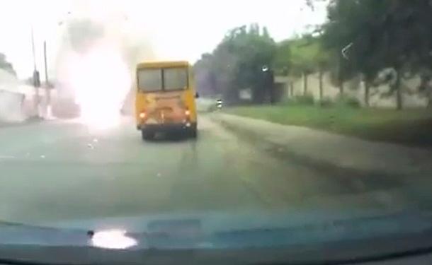 В Луганске снаряд попал прямо в частный автомобиль