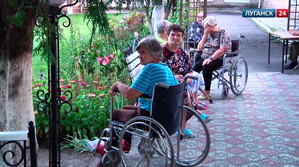 Последствия обстрела Луганского дома престарелых