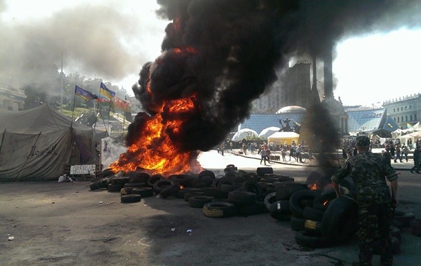 Майдан ликвидируют, активисты зажгли шины