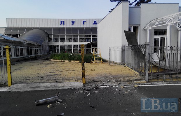 Луганский аэропорт после обстрелов