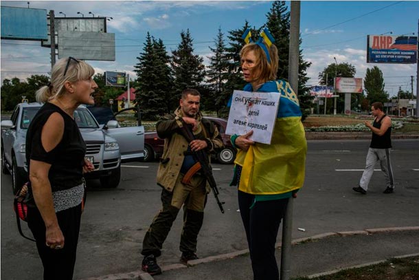Женщина у позорного столба в Донецке
