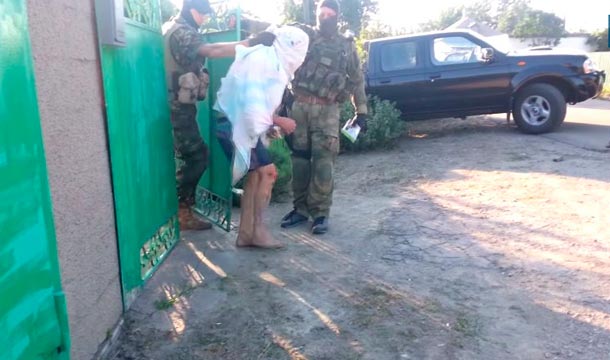 Каратели из батальона «Днепр» избивают подозреваемого