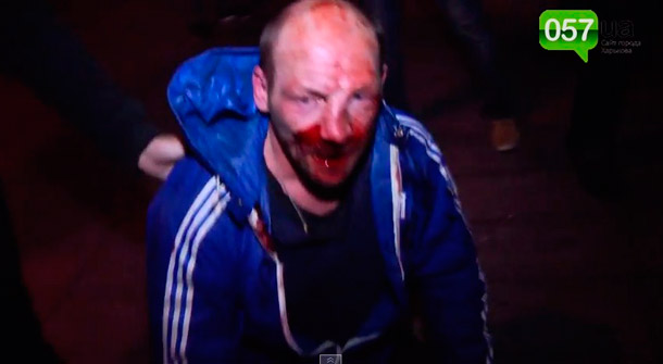 Харьковские фашисты, зверски забивают ногами человека