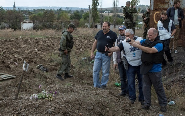 в захоронениях под Донецком найдены 400 тел