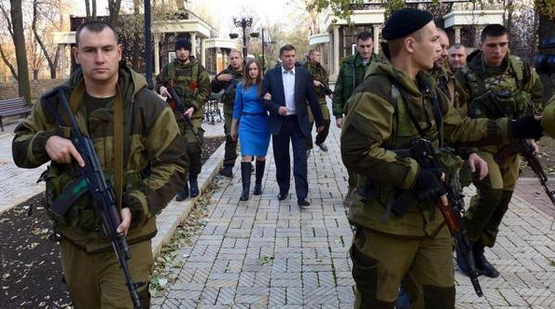 Захарченко с женой на выборах