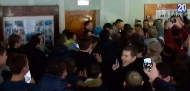В Тернополе учащиеся ПТУ выкинули в мусорный бак директора