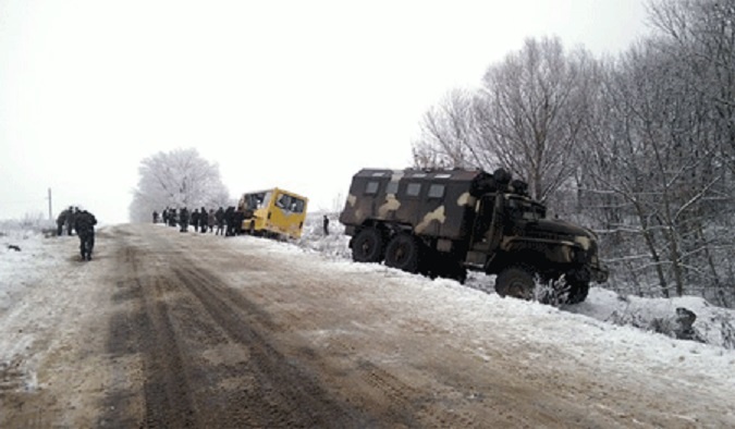 Украинский военный грузовик врезался в школьный автобус,