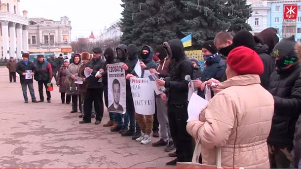 «Активисты» и нацисты из «Азова» рвут портреты Порошенко