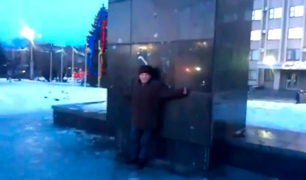 Дедушка в Славянске вышел на защиту памятника Ленину
