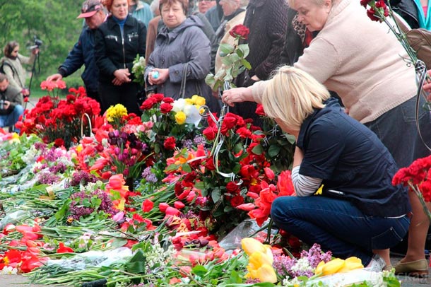 Одесса, 2 мая, Куликово поле завалено цветами, десятки тысяч людей идут беспрерывным потоком....