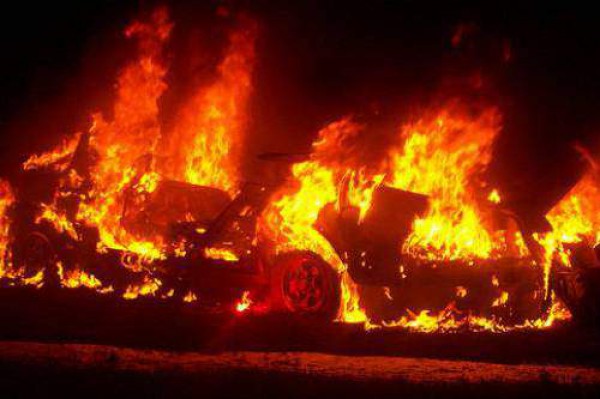 В Ивано-Франковске сожгли машины милиции