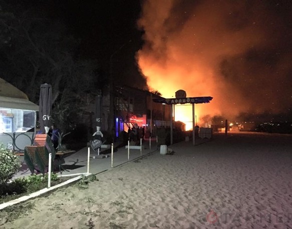 Взрывы и пожар в Одессе – евромайдановцы атаковали ночной клуб «Лимон» и сожгли кафе «Бикини»