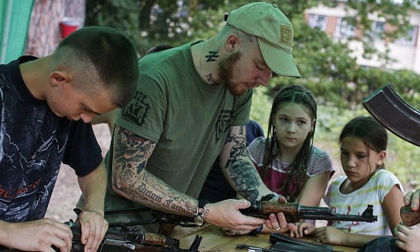 Daily Mail о детском лагере неонацистов "Азова" под Киевом