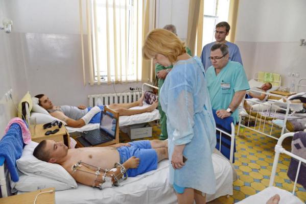 в Днепропетровск ежедневно привозят до 50 раненых